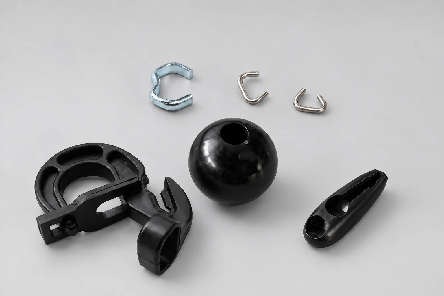 Auswahl aus unserem Zubehör: kleine Stahl- und Edelstahlklammern, Easyfix-Haken, schwarze Kunststoffkugel und Speed Clip